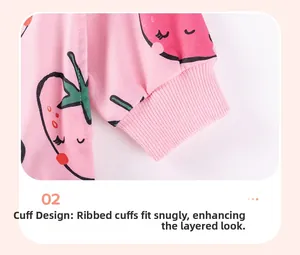 Détail d'un sweat à capuche rose pour fille avec poignets côtelés et motif fraise