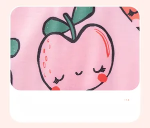 Gros plan du tissu en maille rose avec un imprimé pomme dessin animé mignon et doux