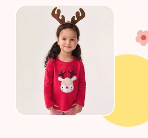 Détail du t-shirt de Noël rouge pour enfants avec broderie renne et col rond confortable