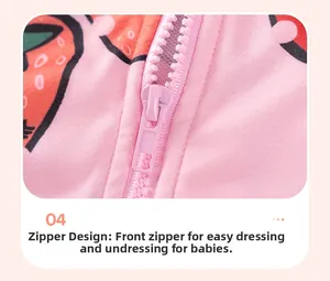 Gros plan d'un sweat à capuche rose pour enfant avec imprimés fraises et zip central
