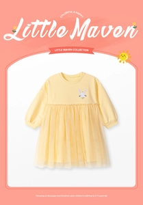 Detail von gelbem Baumwollkleid mit lila Kaninchen-Stickerei und Tüllrock für Mädchen