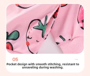 Détail d'un sweat à capuche rose avec imprimé fraise et coutures de poche durables
