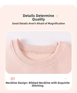 Détail d'une robe rose pour fille avec col rond côtelé et couture à double aiguille