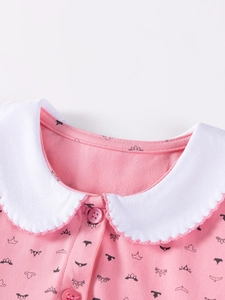 Rosa Baumwollkleid für Mädchen mit Kronendruck und weißem Peter-Pan-Kragen