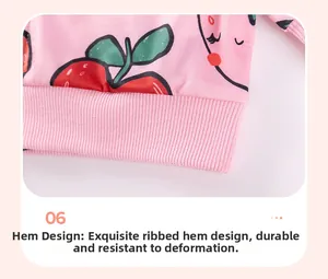 Détail du sweat rose pour filles avec ourlet côtelé et motifs de pommes rouges