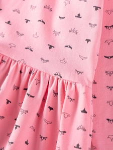 Rosa Baumwoll-Mädchenkleid mit Kronenprint und Details an der plissierten Taille
