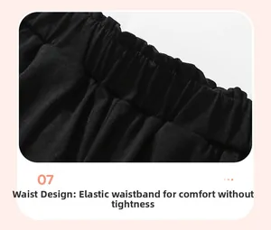 Détail de la taille élastique plissée sur un pantalon noir pour fille, vue rapprochée
