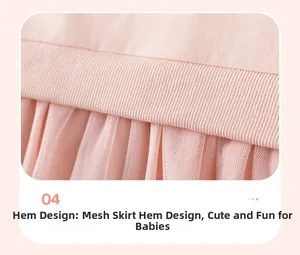 Gros plan sur le tissu en maille côtelée rose et l'ourlet en tulle léger plissé