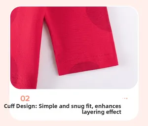 Détail du poignet en maille rouge avec double surpiqûre et texture de tissu tricoté