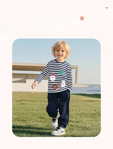 Dettaglio del completo a righe per bambino con ricami a tema natalizio sui tessuti