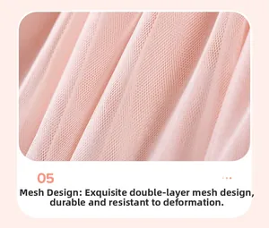 Détail du tissu en tulle rose avec des plis délicats pour une robe de petite fille