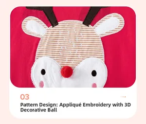 Détail de l'applique de renne de Noël avec pompons 3D sur vêtement en coton à rayures rouges