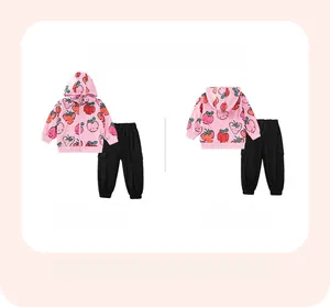 Détail de l'ensemble jogging avec sweat à capuche rose imprimé fruits et pantalon noir