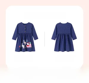 Dettaglio dell'abito natalizio a maniche lunghe blu scuro da bambina con renne e pois