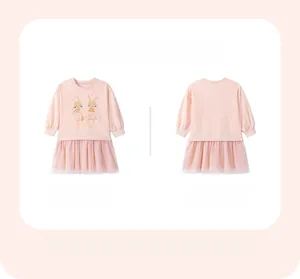 Vue détaillée avant et arrière de la robe rose à manches longues avec motif lapin