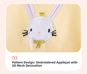Detail eines gelben Strickkleids für Kleinkinder mit Hasenstickerei und 3D-Tüllapplikation