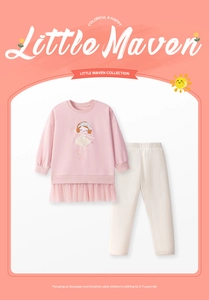 Detail van roze top met lange mouwen, tule ballerina en witte geribbelde katoenen broek