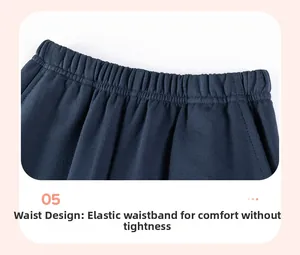 Dettaglio della vita elastica sui pantaloni blu scuro per bambini in stile casual