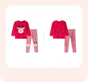 Mise à plat de pyjama de Noël pour tout-petits avec broderie de renne et pantalon rayé