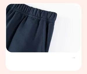 Dettaglio dei pantaloni blu scuro per bambini con vita elastica e cucitura della tasca