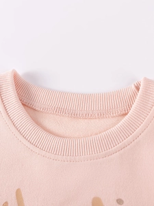 Sweat rose pour fille avec col rond côtelé et détails d'impression dorés