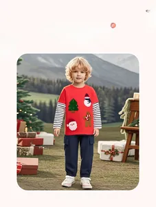 Détail du t-shirt à manches longues de Noël pour garçons avec broderie et pantalon cargo