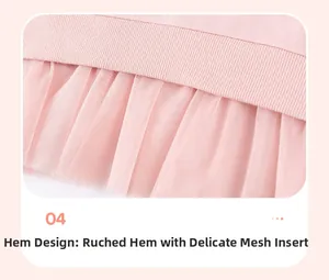 Detail van roze gebreide zoom met geplooide tule op deze sweatshirtjurk voor kleine meisjes
