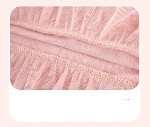 Detail van platte stiksels en mesh-stoftextuur op het roze jurkset voor meisjes
