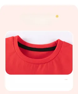 Détail du col rond renforcé d'un t-shirt rouge pour enfants en coton avec biais noir
