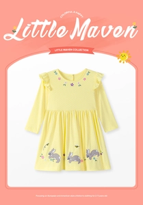 Détail d'une robe jaune à pois pour enfant avec broderie florale et volants aux épaules