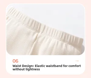 Detail van crème ribgebreide legging met elastische tailleband en zachte textuur