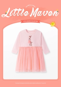 Détail d'une robe rose à manches longues avec jupe en tulle et illustration fille