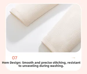 Detail van de beige geribbelde broekspijp met fijne stiksels en duurzame afwerking van zoom