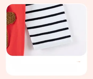 Détail du revers rouge avec des rayures noires et blanches et une texture en peluche