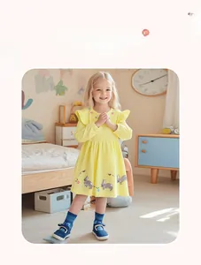 Détail de la robe jaune pour fille à manches longues avec imprimés lapins et broderies