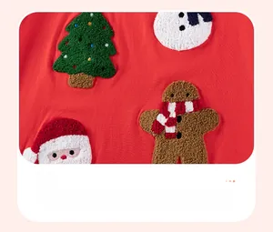 Détail de patchs chenille de Noël avec Père Noël et bonhomme de neige sur rouge
