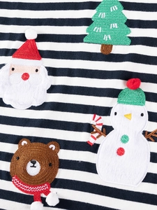 Felpa natalizia a righe da bambino con toppe ricamate di Babbo Natale e alberi