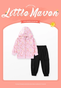 Detailansicht des rosa Einhorn-Hoodies und der schwarzen Cargo-Hose für Mädchen