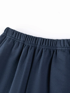 Dettaglio dell'elastico in vita dei pantaloni blu scuro per set autunnale a righe da bimbo