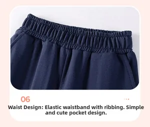 Détail macro du pantalon en maille bleu marine avec taille élastique et poche latérale
