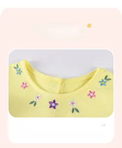 Détail de la robe jaune à pois avec broderie florale colorée au niveau de l'encolure