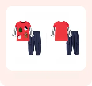 Détail du sweat de Noël enfant avec appliques 3D, manches rayées et pantalon cargo