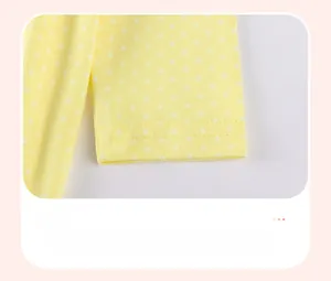 Vue détaillée de la manche jaune à pois avec double couture robuste sur robe enfant