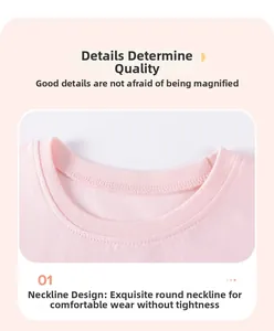 Détail du col en tricot rose avec des finitions précises de couture à double aiguille