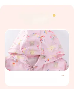 Detailansicht eines rosa Kinderkapuzenpullovers mit Einhorndruck und Kapuzendesign