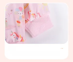 Detail eines rosa Kinder-Kapuzenpullovers mit Einhorndruck und Rippbündchen