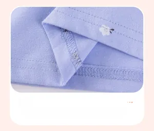 Dettaglio del vestito viola a fiori per bambina con orlo liscio cucito a doppio ago