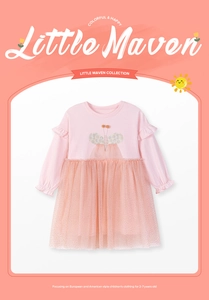 Détail d'une robe rose à manches longues pour filles avec broderie papillon et jupe en tulle