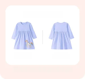 Dettaglio fronte e retro del vestito da bambina color lavanda con stampa di unicorno