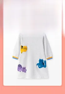 Détail d'une robe en coton gris avec col côtelé coloré et broderie de chat animé